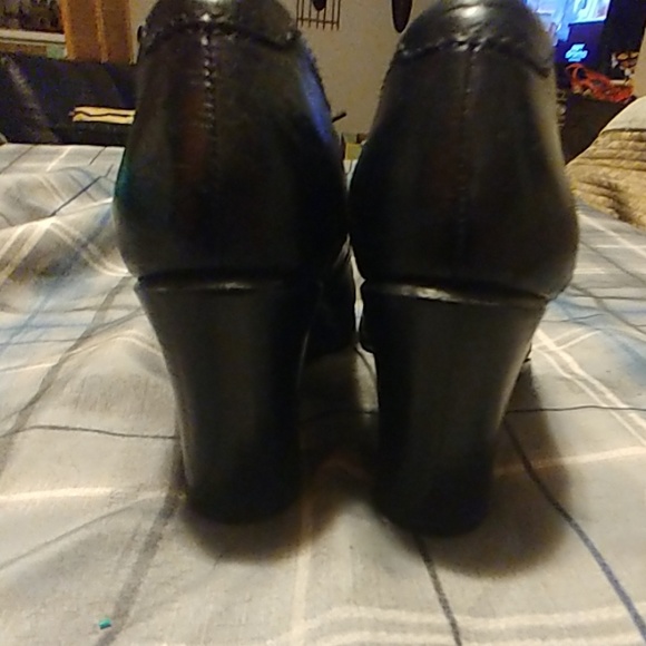Born Wing Tips w/stacked heel - Picture 6 of 6